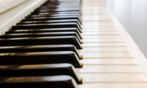 How to Choose a Piano or Keyboard for a Beginner Student