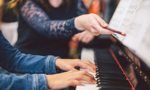 5 Ways Piano Lessons Benefit Children